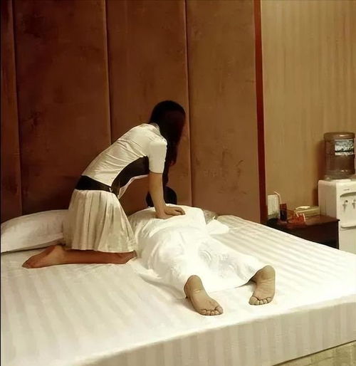 足浴店老板强迫员工提供特殊服务，客人不知情，是否构成强奸罪？
